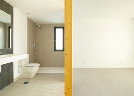 CASA ADOSADA DE NUEVA CONSTRUCCIÓN SEMI-ADOSADA JUNTO AL CAMPO DE GOLF EN ESTEPONA