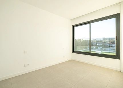 CASA ADOSADA DE NUEVA CONSTRUCCIÓN SEMI-ADOSADA JUNTO AL CAMPO DE GOLF EN ESTEPONA
