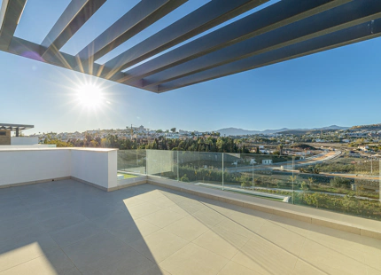 CASA ADOSADA DE NUEVA CONSTRUCCIÓN SEMI-ADOSADA JUNTO AL CAMPO DE GOLF EN ESTEPONA
