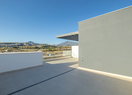 CASA ADOSADA DE NUEVA CONSTRUCCIÓN SEMI-ADOSADA JUNTO AL CAMPO DE GOLF EN ESTEPONA
