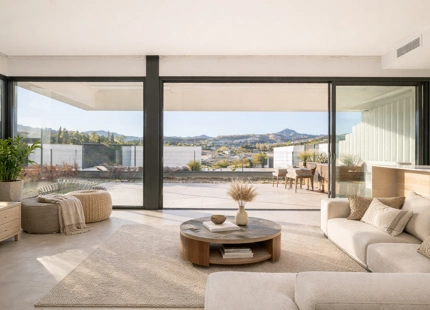 CASA ADOSADA DE NUEVA CONSTRUCCIÓN SEMI-ADOSADA JUNTO AL CAMPO DE GOLF EN ESTEPONA