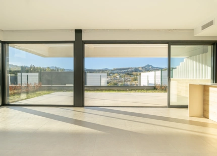 CASA ADOSADA DE NUEVA CONSTRUCCIÓN SEMI-ADOSADA JUNTO AL CAMPO DE GOLF EN ESTEPONA