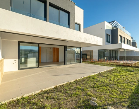 NEWLY BUILT SEMI-DETACHED TOWNHOUSE NEXT TO GOLF COURSE IN ESTEPONA