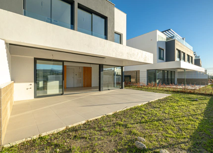 CASA ADOSADA DE NUEVA CONSTRUCCIÓN SEMI-ADOSADA JUNTO AL CAMPO DE GOLF EN ESTEPONA