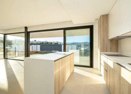 CASA ADOSADA DE NUEVA CONSTRUCCIÓN SEMI-ADOSADA JUNTO AL CAMPO DE GOLF EN ESTEPONA