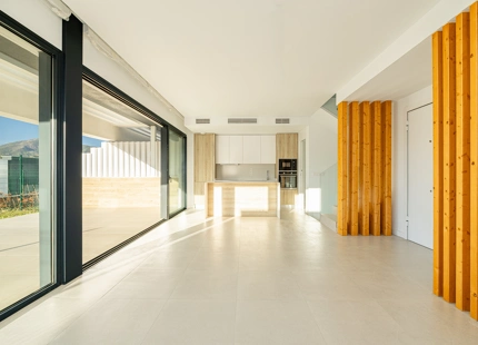 CASA ADOSADA DE NUEVA CONSTRUCCIÓN SEMI-ADOSADA JUNTO AL CAMPO DE GOLF EN ESTEPONA