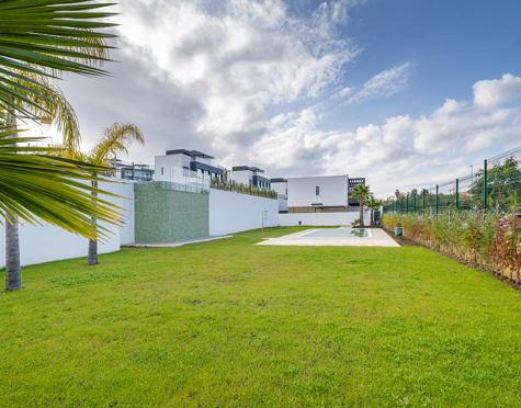 NEWLY BUILT SEMI-DETACHED TOWNHOUSE NEXT TO GOLF COURSE IN ESTEPONA