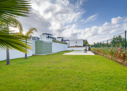 CASA ADOSADA DE NUEVA CONSTRUCCIÓN SEMI-ADOSADA JUNTO AL CAMPO DE GOLF EN ESTEPONA