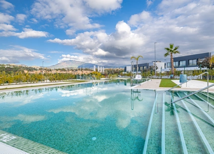 CASA ADOSADA DE NUEVA CONSTRUCCIÓN SEMI-ADOSADA JUNTO AL CAMPO DE GOLF EN ESTEPONA