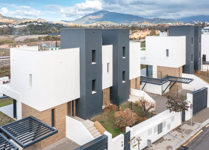 CASA ADOSADA DE NUEVA CONSTRUCCIÓN SEMI-ADOSADA JUNTO AL CAMPO DE GOLF EN ESTEPONA