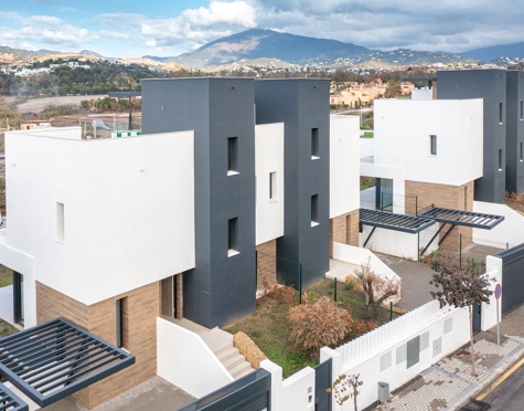 NEWLY BUILT SEMI-DETACHED TOWNHOUSE NEXT TO GOLF COURSE IN ESTEPONA