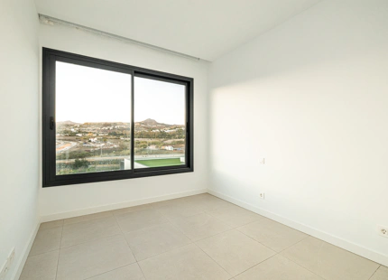 CASA ADOSADA DE NUEVA CONSTRUCCIÓN SEMI-ADOSADA JUNTO AL CAMPO DE GOLF EN ESTEPONA