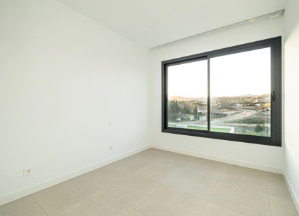 CASA ADOSADA DE NUEVA CONSTRUCCIÓN SEMI-ADOSADA JUNTO AL CAMPO DE GOLF EN ESTEPONA