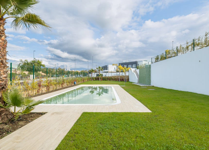 CASA ADOSADA DE NUEVA CONSTRUCCIÓN SEMI-ADOSADA JUNTO AL CAMPO DE GOLF EN ESTEPONA