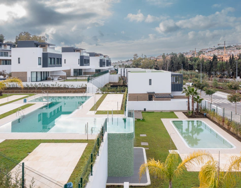 NEWLY BUILT SEMI-DETACHED TOWNHOUSE NEXT TO GOLF COURSE IN ESTEPONA