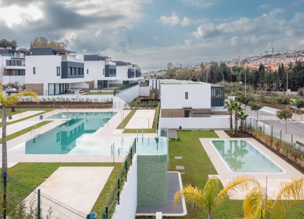 CASA ADOSADA DE NUEVA CONSTRUCCIÓN SEMI-ADOSADA JUNTO AL CAMPO DE GOLF EN ESTEPONA
