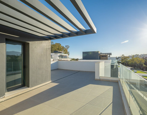NEWLY BUILT SEMI-DETACHED TOWNHOUSE NEXT TO GOLF COURSE IN ESTEPONA