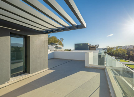 CASA ADOSADA DE NUEVA CONSTRUCCIÓN SEMI-ADOSADA JUNTO AL CAMPO DE GOLF EN ESTEPONA