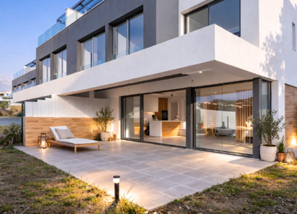 CASA ADOSADA DE NUEVA CONSTRUCCIÓN SEMI-ADOSADA JUNTO AL CAMPO DE GOLF EN ESTEPONA