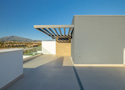 CASA ADOSADA DE NUEVA CONSTRUCCIÓN SEMI-ADOSADA JUNTO AL CAMPO DE GOLF EN ESTEPONA