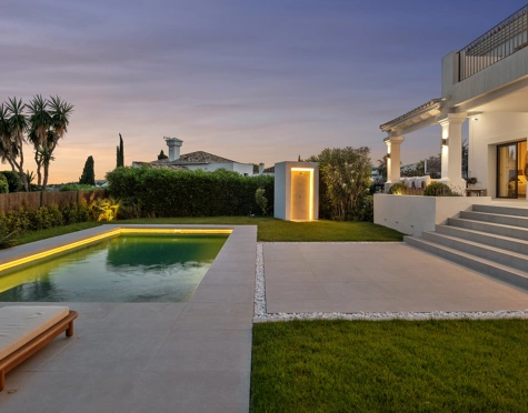 Villa for sale in Los Naranjos, Nueva Andalucia