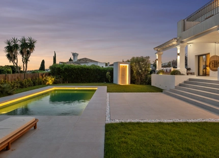 ENCANTADORA VILLA EN NUEVA ANDALUCÍA CON EXCEPCIONALES ESPACIOS EXTERIORES