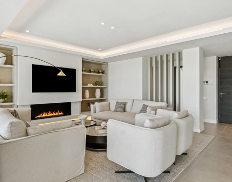 Villa for sale in Los Naranjos, Nueva Andalucia