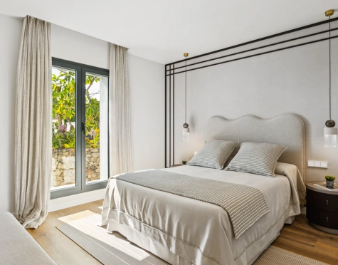 Villa for sale in Los Naranjos, Nueva Andalucia