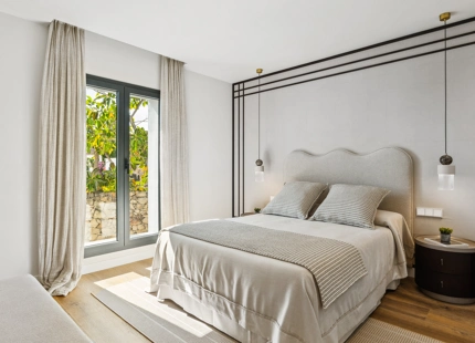 ENCANTADORA VILLA EN NUEVA ANDALUCÍA CON EXCEPCIONALES ESPACIOS EXTERIORES