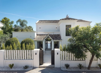 ENCANTADORA VILLA EN NUEVA ANDALUCÍA CON EXCEPCIONALES ESPACIOS EXTERIORES