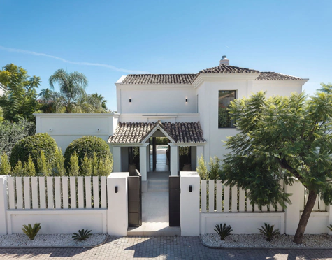 Villa for sale in Los Naranjos, Nueva Andalucia