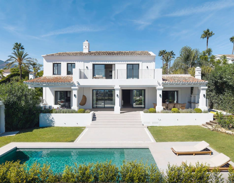 Villa for sale in Los Naranjos, Nueva Andalucia