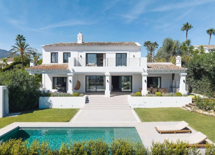 ENCANTADORA VILLA EN NUEVA ANDALUCÍA CON EXCEPCIONALES ESPACIOS EXTERIORES