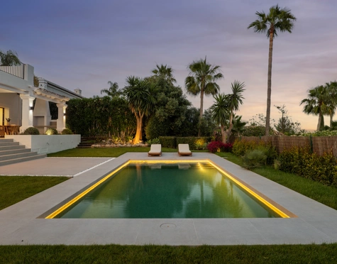 Villa for sale in Los Naranjos, Nueva Andalucia