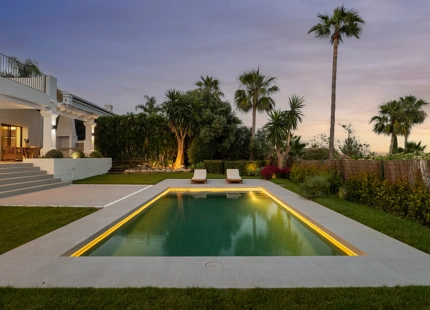 ENCANTADORA VILLA EN NUEVA ANDALUCÍA CON EXCEPCIONALES ESPACIOS EXTERIORES
