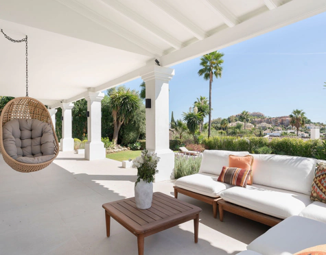Villa for sale in Los Naranjos, Nueva Andalucia