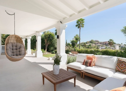 ENCANTADORA VILLA EN NUEVA ANDALUCÍA CON EXCEPCIONALES ESPACIOS EXTERIORES