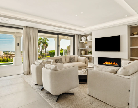Villa for sale in Los Naranjos, Nueva Andalucia