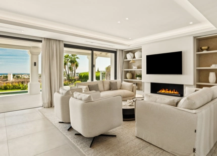 ENCANTADORA VILLA EN NUEVA ANDALUCÍA CON EXCEPCIONALES ESPACIOS EXTERIORES