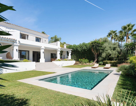Villa for sale in Los Naranjos, Nueva Andalucia