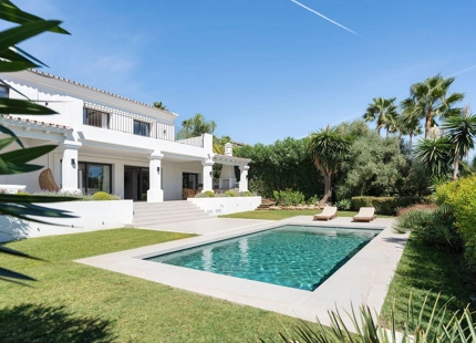 ENCANTADORA VILLA EN NUEVA ANDALUCÍA CON EXCEPCIONALES ESPACIOS EXTERIORES
