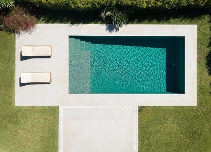 ENCANTADORA VILLA EN NUEVA ANDALUCÍA CON EXCEPCIONALES ESPACIOS EXTERIORES