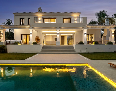 Villa for sale in Los Naranjos, Nueva Andalucia