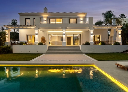 ENCANTADORA VILLA EN NUEVA ANDALUCÍA CON EXCEPCIONALES ESPACIOS EXTERIORES