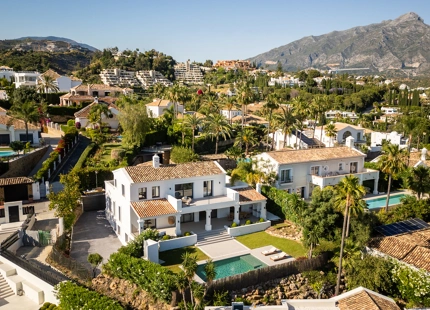 ENCANTADORA VILLA EN NUEVA ANDALUCÍA CON EXCEPCIONALES ESPACIOS EXTERIORES