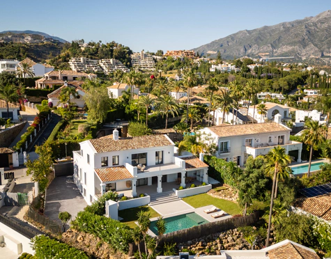 Villa for sale in Los Naranjos, Nueva Andalucia