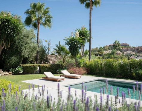 Villa for sale in Los Naranjos, Nueva Andalucia