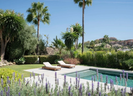 ENCANTADORA VILLA EN NUEVA ANDALUCÍA CON EXCEPCIONALES ESPACIOS EXTERIORES