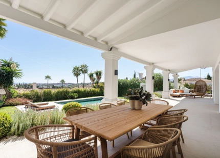 ENCANTADORA VILLA EN NUEVA ANDALUCÍA CON EXCEPCIONALES ESPACIOS EXTERIORES