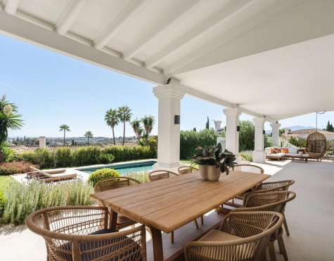 Villa for sale in Los Naranjos, Nueva Andalucia